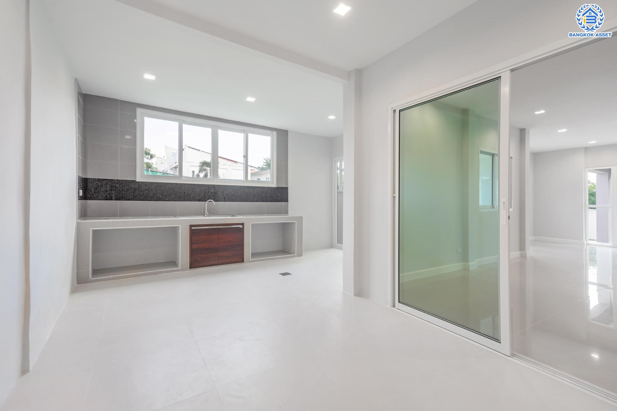 บ้านมือสองตกแต่งใหม่ ม.เศรณี คาซ่า ดอนเมือง บ้านเดี่ยว หลังมุม เนื้อที่ 56.2 ตร.ว. ฟังก์ชันจัดเต็ม 5 ห้องนอน 5 ห้องน้ำ 1 ห้องอเนกประสงค์ จอดรถได้ 2 คัน พร้อมมีพื้นที่สีเขียวที่ให้คุณจัดมุมพักผ่อนเล็กๆ ได้ชิลๆ ราคาคุ้มสุดในย่านนี้! ใกล้สนามบินดอนเมือง, ทางด่วน "ศรีสมาน" และรถไฟฟ้าสายสีแดง "สถานีดอนเมือง"